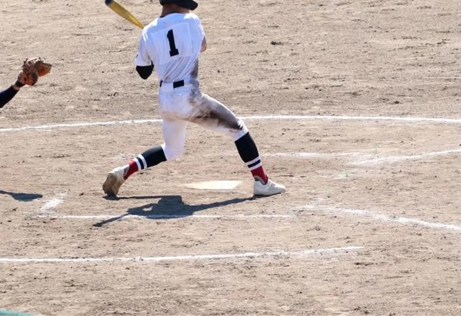 グラウンドでプレーする野球選手