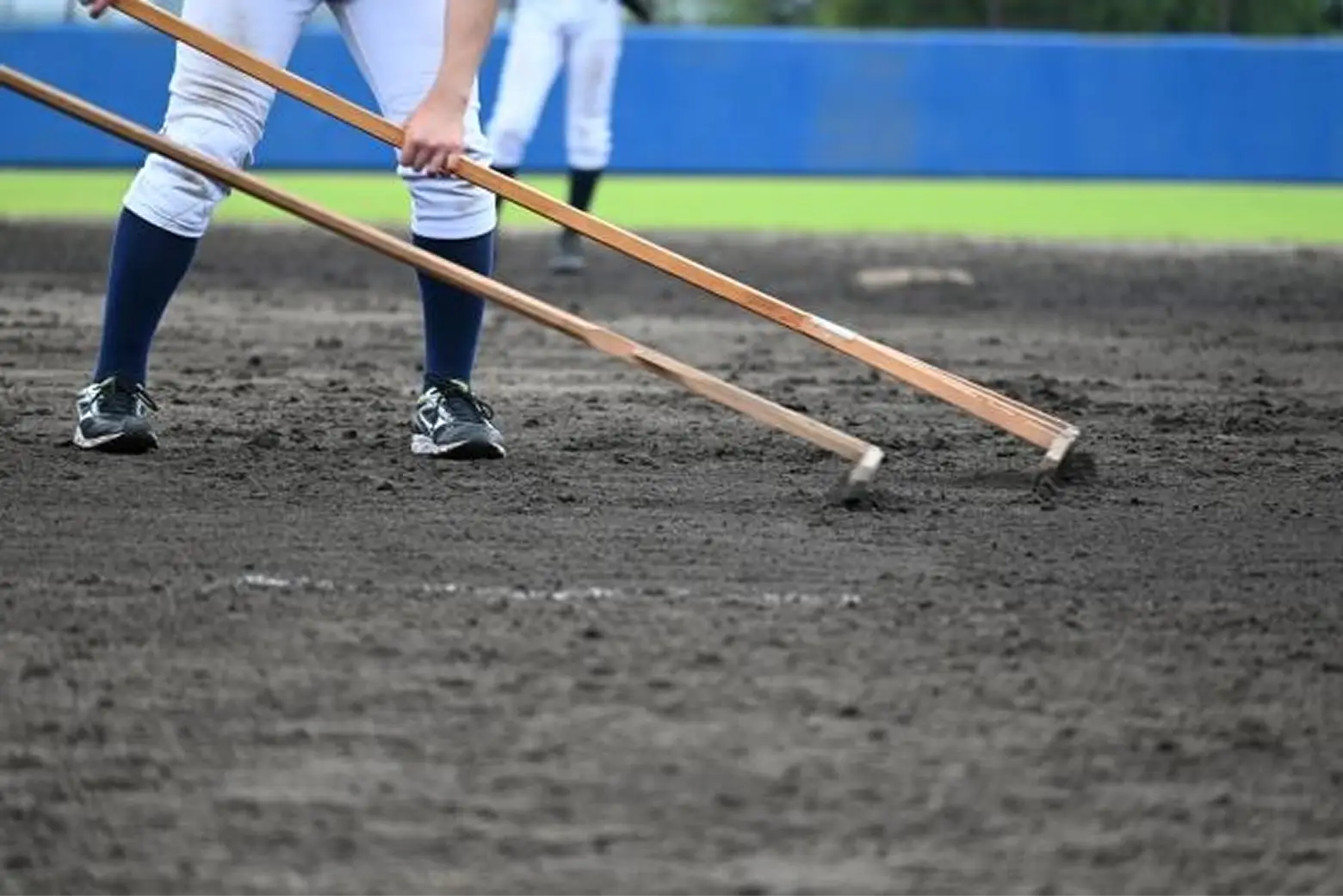 投球フォームに入る野球選手