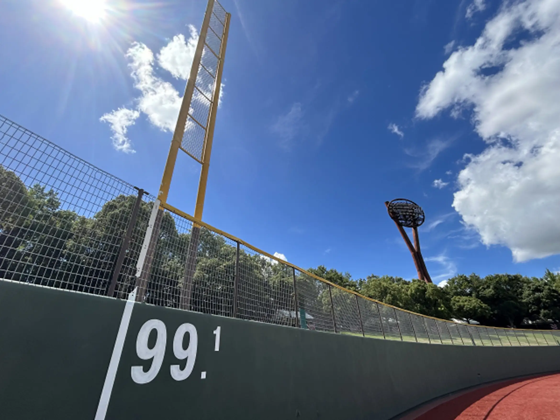 野球場のフェンスと青空