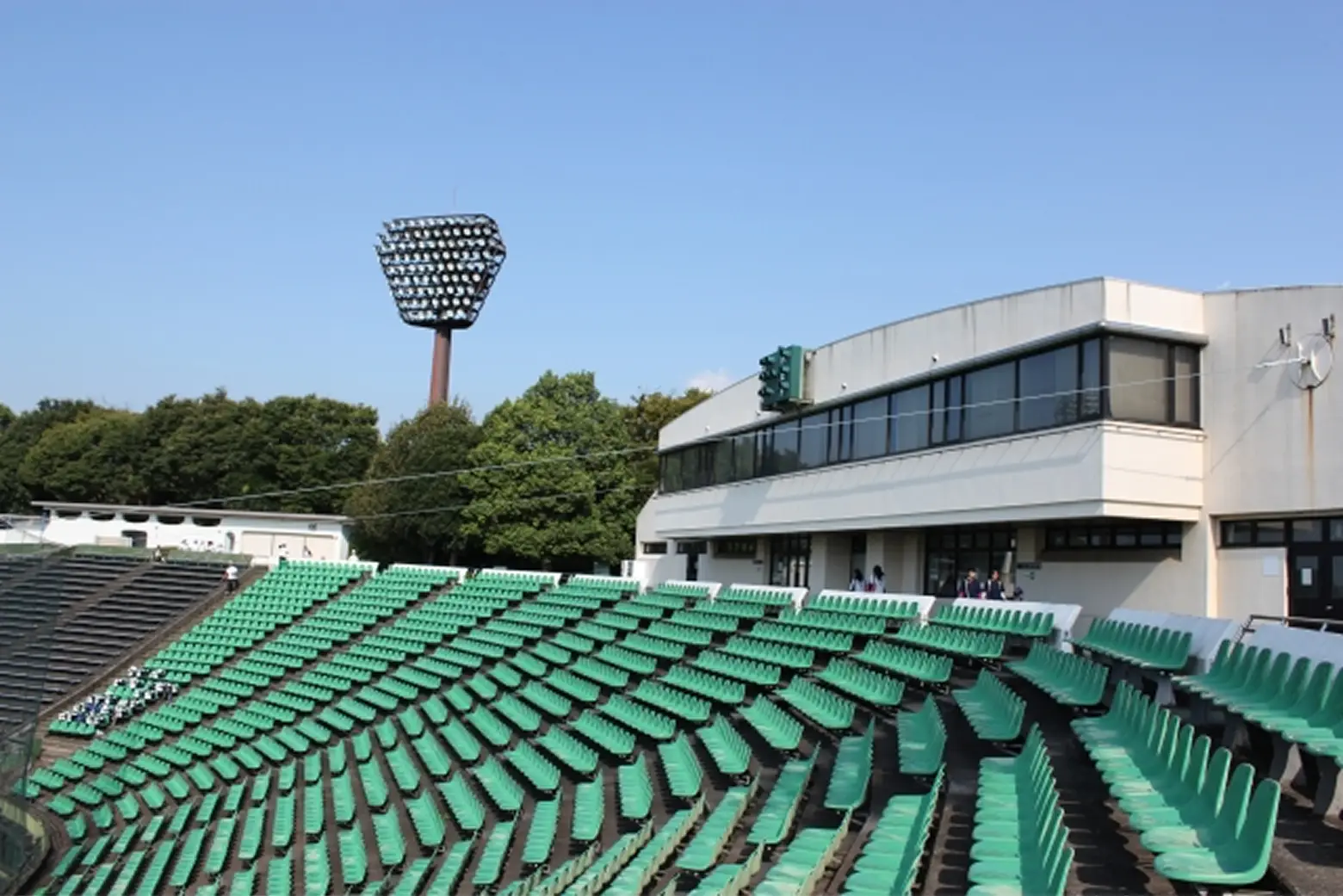 緑の観客席が並ぶ野球場