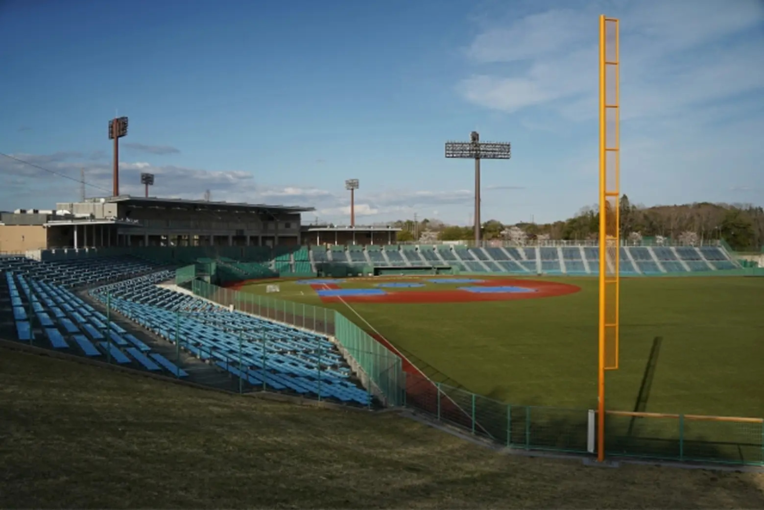 外野席から見た野球場